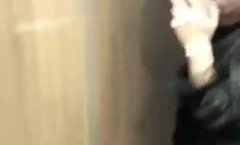 高颜值骚货小妮子，乘坐高铁一时忍不住发骚性起跑到厕所摸穴穴，露大阴唇，撩转舌头好想要大鸡巴！