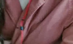 风骚少妇燃情户外逼里塞着跳弹玩耍，全程露脸漏出骚奶子揉捏，回到家里赶紧冲个热水澡自慰骚逼都湿透了