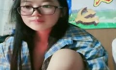 疫情未过两个样子清纯提前返校等开学的眼镜御姐学生妹在宿舍直播赚点生活费
