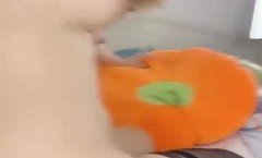 小江疏影完美好身材露脸出境，丝袜情趣淫水骚穴尿尿给狼友看，淫声荡语表情很骚，揉着骚奶子道具玩弄骚逼