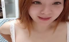 大奶风骚少妇深夜陪狼友骚，各种展示风骚情趣装诱惑丝袜勾搭狼友，黄瓜玩逼揉奶自慰，厕所高潮喷水淫声荡语