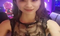 男：大表姐采访一下，想不想被我们三个轮奸，三个人绝对可以满足你。西安大表姐❤️：可以啊，三个有点少，看你们实力了哈哈哈。男厕被三个猛汉视歼、拉姨妈血！