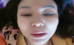 丝袜熟女骚妈全程露脸早上起来就发骚，尿尿给狼友看跑到床上穿上丝袜诱惑，开档情趣跳弹塞逼里自慰抽插呻吟