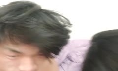 真实感很强的纯情少女让小哥镜头前玩弄直播赚外快，全程露脸口交大鸡巴，让小哥玩逼好多淫水，多体位爆草她