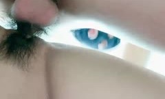 可爱的萌妹子露脸跟蒙面大哥激情啪啪直播给狼友看，乖巧听话的舔弄大鸡巴，让大哥用道具玩逼无套爆草内射
