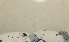 大学生情侣镜头前赚外快，颜值高身材好小哥又很骚，舔逼真淫荡，玩着奶子草着逼无套抽插，浪荡呻吟好骚内射