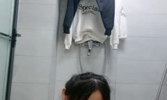 露脸姐妹花跟小哥哥一起大秀直播，道具抽插玩弄骚穴，给小哥口交大鸡巴，逼逼特写尿尿罐逼，啤酒瓶子插逼