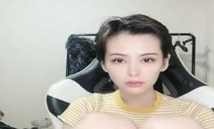 帅气短发妹子椅子上掰开逼逼特写诱惑抬起双腿露逼近距离特写摸几下出白浆很是诱惑喜欢不要错过