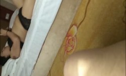 36岁娘们、欠债肉偿：穿不了，这太瘦了，你别拍我，不许拍我脸   男：我自己看他妈的傻逼，要不晚上我自己撸？