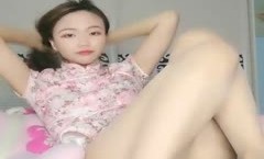 骚女【丝袜控】肉丝高跟鞋跳蛋塞逼自慰，跑步机上扭动屁股拉扯跳蛋，很是诱惑喜欢不要错过