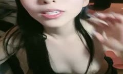 新人妹子，特写掰穴白虎干净，菊花和逼洞看得一清二楚，黑丝长腿 掰开蝴蝶很粉嫩