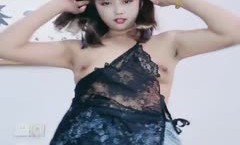 颜值不错的骚女露脸黑丝激情大秀，全程露脸淫语不断道具不停抽插骚穴，淫水好多精彩刺激听狼友指挥不要错过