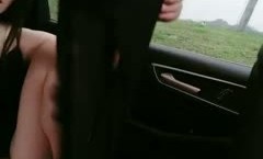 【浪逼淫妹】骚气美少妇车上和炮友玩车震，口口扣逼后座抽插猛操旁边草地还有人