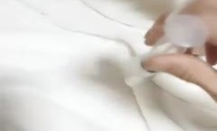 长屌男后入大白屁股苗条妹子，翘着屁股特写后入抽插菊花灌肠再爆菊，从下往上视角拍摄