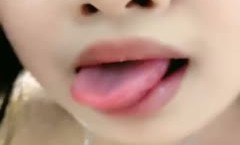 网红脸长发巨乳妹子，特写主动掰穴粉蝴蝶，手持镜头拍摄销魂舌功口交，后入女上位超级销魂