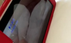 艺校高颜值漂亮美女和男友酒店开房,边看色情片边操操,一时兴起模仿影片姿势把美女逼毛刮干净后再狠狠爆插,国语!