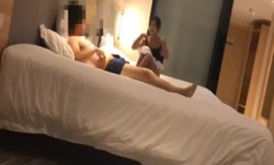 酒店约操电信公司上班的美女营业员,下班后直接来酒店啪啪,上班时一本正经床上淫荡不堪,肏的呻吟不断!