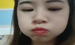 镜头前的小骚逼吃饱喝足全程露脸玩大黑牛，与小姐妹一起口交大鸡巴伺候大哥，被大哥各种爆草抽插射肚子上