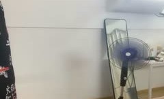 安然：他这里怎么会肿起来啊，我看一下行不行，哇塞好大呀，小哥你觉得我好看吗，射我嘴不准射里面  小哥：不射在里面不舒服！