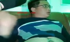 身材样貌很不错的性感大胸美女为了拉人气和母亲一起在KTV包厢跳艳舞伺候中年男网友,母女俩都被轮操了.国语!