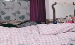 温柔小白露脸良家小媳妇自己一个人在家大秀直播，陪狼友互动撩骚，揉着骚奶子道具抽插骚穴呻吟，精彩又刺激