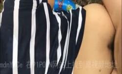 游泳回来路边草丛把熟熟拖人草丛，草丛野战配上浪叫声太爽了
