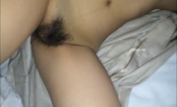 和美女同事一起出差偷偷下药迷翻溜进她的房间玩她的小肥鲍
