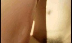 漂亮长发气质美女第一次和男友酒店开房,腼腆害羞,想要又不好意思说,逼逼淫水泛滥被男的狠狠抽插,好像干哭了!