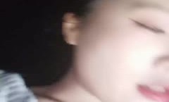 颜值不错的美女主播露脸户外小河边勾搭钓鱼的小哥激情啪啪，让小哥吃奶玩逼口交大鸡巴，无套抽插射她小嘴里