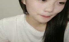 瑶瑶想喝奶露脸小骚逼带来的精彩大秀，真空装性感的骚穴在狼友的指挥下脱光，道具抽插跳蛋摩擦搞到高潮喷水