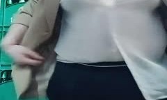 超市老板娘深夜发骚，真空上阵跟狼友互动撩骚听指挥，漏奶子还不够还要看逼逼，脱光了用啤酒瓶子插穴真刺激
