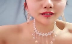 敞亮风骚的美女模特露脸大秀直播展示完美好身材，听狼友指挥揉着骚奶子伸着小舌头要舔狼友大鸡巴特写自慰