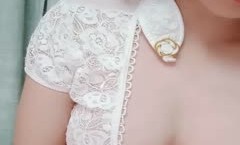高颜值诱人的极品小宝贝，露脸精彩大秀，美胸美臀性感撩人，各种风骚动作刺激狼友，表情销魂揉奶玩逼，道具抽插呻吟可射好骚