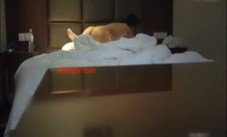 公司领导酒店潜规则财务刚来上班的漂亮美少妇,美女一脸不情愿还被狠狠爆插,干的奶子乱晃,操肿的节奏啊!