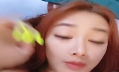 高颜值女神深夜在家一个人诱惑狼友，爆乳一线天肥美逼逼精彩展示，全程露脸跟狼友互动撩骚听指挥，揉奶玩逼