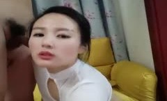 颜值不错大奶少妇开裆黑丝自慰啪啪，边插大黑牛边口口沙发上位骑乘，很是诱惑喜欢不要错过