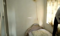 冬瓜哥城中村小旅馆嫖站街妹衣服还没脱就迫不及待把妹子扑到给妹子舔舔逼下面垫着枕头干