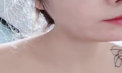 镜头摆好，露脸第一视角手持镜头露脸啪啪，特写极美鲍鱼，按摩刺激阴唇一顿爆操狠狠打桩