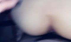 淫荡学妹露脸激情啪啪，给小哥哥舔乳头被按着脑袋玩深喉真刺激，主动上位抽插叫声淫荡，被小哥直接内射特写
