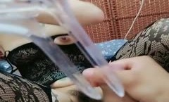 黑丝骚人妻迷失在大哥鸡巴的淫威之下，全程露脸情趣开档黑丝诱惑，道具玩逼逼和尿道，享受大鸡巴的抽插爆草
