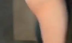 保安大哥太牛逼了上着班都能勾引少妇，楼道这个姿势插进去真需要技术含量，结果被同事偷偷录下这一幕