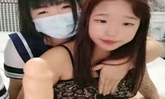 精彩4P两个风骚老阿姨床上调教小鲜肉和渣女小萝莉激情啪啪，黑丝制服露脸被老阿姨吃奶小哥舔逼，多体位爆草