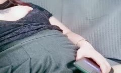 风骚的人妻勾搭大哥激情车震啪啪，全程露脸在后排口交大鸡巴，让大哥揉着骚奶子爆草抽插，浪叫不止精彩刺激
