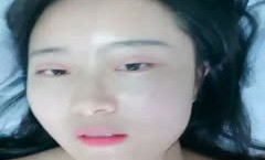 皮肤白皙的眼镜妹妹露脸粉色道具自慰，逼逼湿漉漉再洗澡