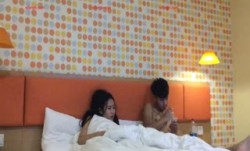 颜值情侣，真实做爱。男友：你的手老实点，你这丝袜挺美啊，多少钱。女：你讨厌，不要啦。舔逼，抱着艹，哼哼唧唧娇喘真动听！