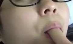 《重磅⭐隐私曝光》渣男分手后报复流出清纯眼镜学生妹不健康露脸自拍~吹箫、打炮、紫薇，呻吟声很有特点骚母狗就这样炼成的(13)