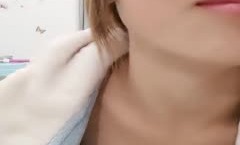 居家少妇深夜在屋里偷偷的找刺激，揉捏骚奶玩弄骚逼跳弹摩擦高潮喷水浪荡呻吟，模样好骚啊精彩不要错过