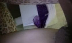 ❤国内母子乱伦❤️穿豹纹开档裤B上带珍珠链子的妈妈淫语不断刺激儿子❤️最后儿子爆发射她母亲B里满满的一管精液❤️