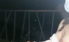 【校花学妹初下海】扎着两个辫子颜值不错妹子，户外野战口口后入抽插，抬腿栏杆上操呻吟娇喘