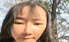鸭舌帽苗条妹子【小乳猪】和炮友户外小树林啪啪，口口后入抽插呻吟娇喘，很是诱惑喜欢不要错过